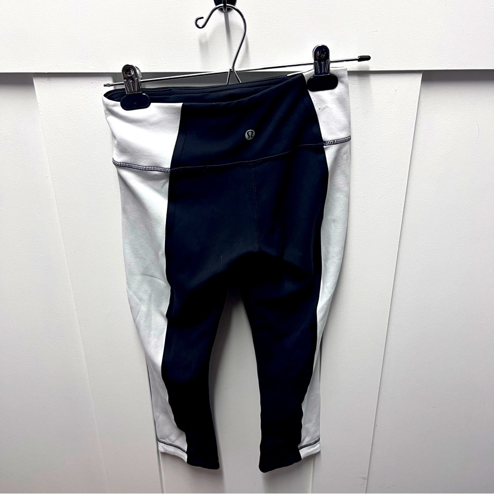 ⬇️$35 Lululemon‎ black with white strip capris leggings size 4